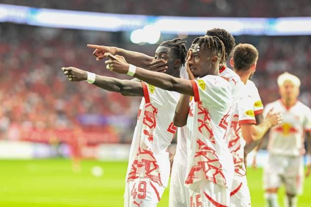 Champions League qualification Twente Enschede RB Salzburg on 13 08 2024 at De Grolsch Veste in Enschede Cheers, goal celebration, goal scorer, goal scorer Moussa Kounfolo Yeo Salzburg cheers after his goal to 1 3 with Dorgeles Nene Salzburg MT