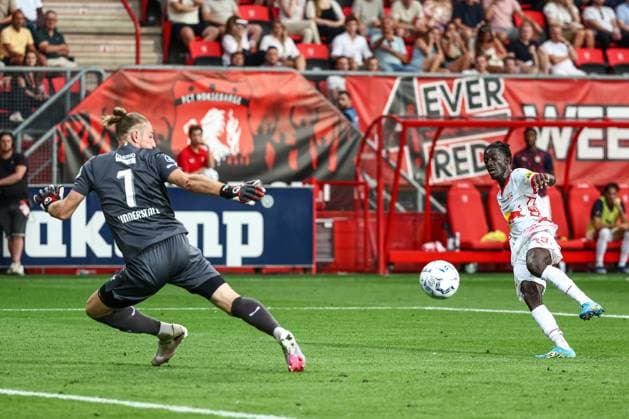 ENSCHEDE - (l-r) FC Twente goalkeeper Lars Unnerstall, Moussa Yeo of FC Salzburg during the UEFA Champions League preliminary round match between FC Twente and FC Salzburg at Stadion De Grolsch Veste on August 13, 2024 in Enschede, Netherlands. ANP VINCENT JANNINK UEFA Champions League Third qualifying round second leg 2024 25 xVIxANPxSportx xxANPxIVx 505939050 originalFilename: 505939050.jpg