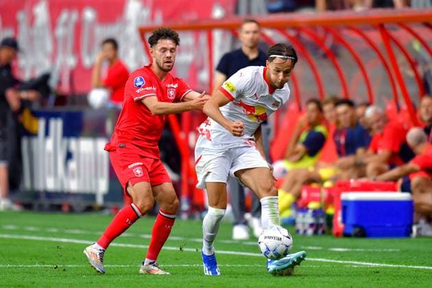 ENSCHEDE, 13-08-2024 , Stadium de Grolsch Veste, football, UEFA Champions League, qualification, season 2024 2025, FC Twente - Salzburg. FC Twente player Mitchell van Bergen and Salzburg player Amar Dedic Twente - Salzburg  x26028670x Copyright: