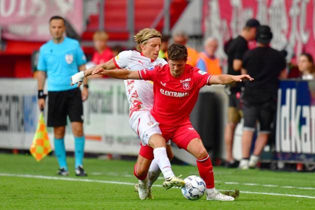 ENSCHEDE, 13-08-2024 , Stadium de Grolsch Veste, football, UEFA Champions League, qualification, season 2024 2025, FC Twente - Salzburg. FC Twente player Bas Kuipers and Salzburg player Mads Bidstrup Twente - Salzburg  x26028671x Copyright: