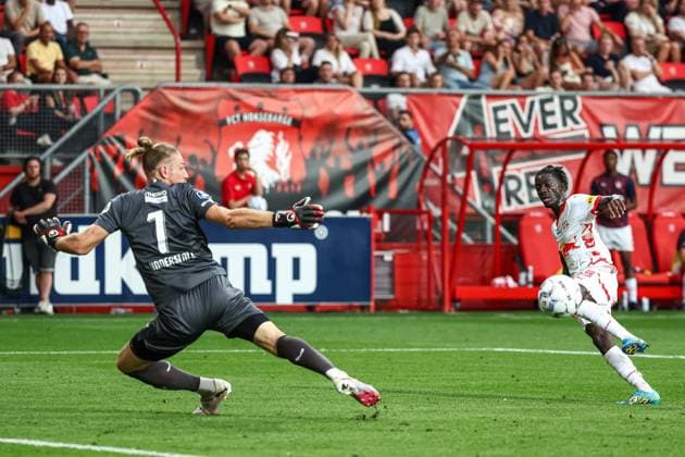 ENSCHEDE - (l-r) FC Twente goalkeeper Lars Unnerstall, Moussa Yeo of FC Salzburg during the UEFA Champions League preliminary round match between FC Twente and FC Salzburg at Stadion De Grolsch Veste on August 13, 2024 in Enschede, Netherlands. ANP VINCENT JANNINK UEFA Champions League Third qualifying round second leg 2024 25 xVIxANPxSportx xxANPxIVx 505939145 originalFilename: 505939145.jpg