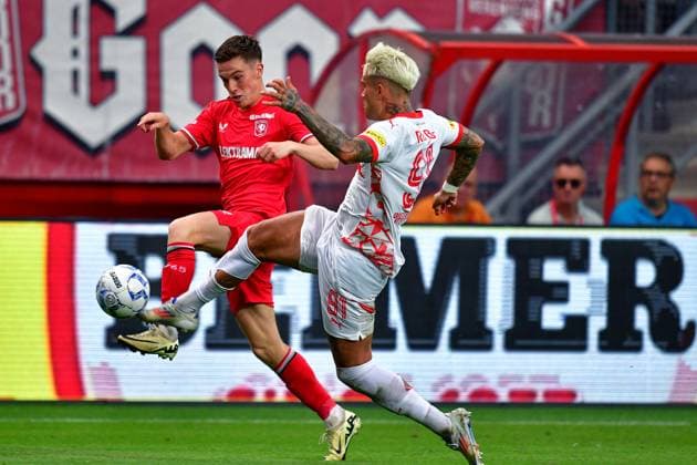 ENSCHEDE, 13-08-2024 , Stadium de Grolsch Veste, football, UEFA Champions League, qualification, season 2024 2025, FC Twente - Salzburg. FC Twente player Daan Rots andSalzburg player Kamil Piatkowski Twente - Salzburg  x26028672x Copyright: