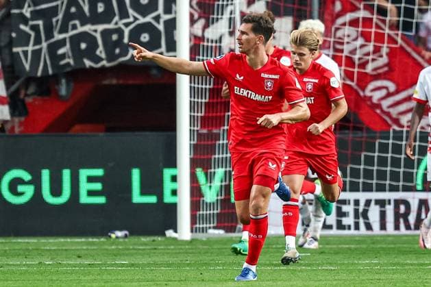 ENSCHEDE - Alec van Hoorenbeeck of FC Twente celebrates the 2-3 during the UEFA Champions League preliminary round match between FC Twente and FC Salzburg at Stadion De Grolsch Veste on August 13, 2024 in Enschede, Netherlands. ANP VINCENT JANNINK UEFA Champions League Third qualifying round second leg 2024 25 xVIxANPxSportx xxANPxIVx 505939305 originalFilename: 505939305.jpg
