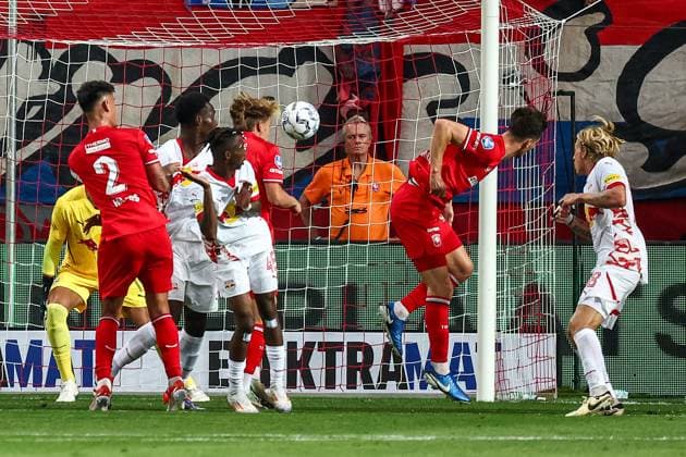 ENSCHEDE - Alec van Hoorenbeeck of FC Twente scores the 2-3 during the UEFA Champions League preliminary round match between FC Twente and FC Salzburg at Stadion De Grolsch Veste on August 13, 2024 in Enschede, Netherlands. ANP VINCENT JANNINK UEFA Champions League Third qualifying round second leg 2024 25 xVIxANPxSportx xxANPxIVx 505939337 originalFilename: 505939337.jpg