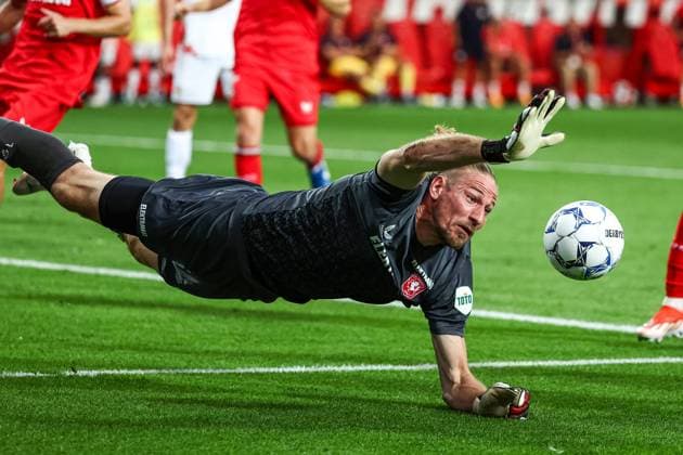 Sport Bilder des Tages ENSCHEDE - FC Twente goalkeeper Lars Unnerstall saves a penalty during the UEFA Champions League preliminary round match between FC Twente and FC Salzburg at Stadion De Grolsch Veste on August 13, 2024 in Enschede, Netherlands. ANP VINCENT JANNINK UEFA Champions League Third qualifying round second leg 2024 25 xVIxANPxSportx xxANPxIVx 505939593 originalFilename: 505939593.jpg