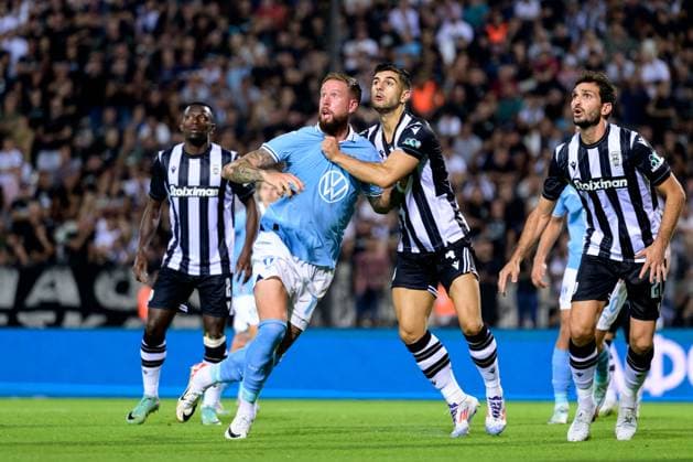 240813 Pontus Jansson of Malmö FF and Konstantinos Koulierakis of PAOK during the UEFA Champions League football match between PAOK and Malmö FF on August 13, 2024 in Thessaloniki Photo Mathilda Ahlberg BILDBYRAN kod MA MA0703 fotboll football soccer fotball champions league paok malmö ff bbeng  Copyright: MATHILDAxAHLBERG BB240813MA045