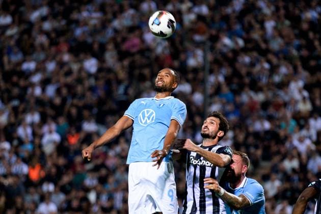 240813 Isaac Kiese Thelin of Malmö FF and Mady Camara of PAOK during the UEFA Champions League football match between PAOK and Malmö FF on August 13, 2024 in Thessaloniki Photo Mathilda Ahlberg BILDBYRAN kod MA MA0703 fotboll football soccer fotball champions league paok malmö ff bbeng  Copyright: MATHILDAxAHLBERG BB240813MA046