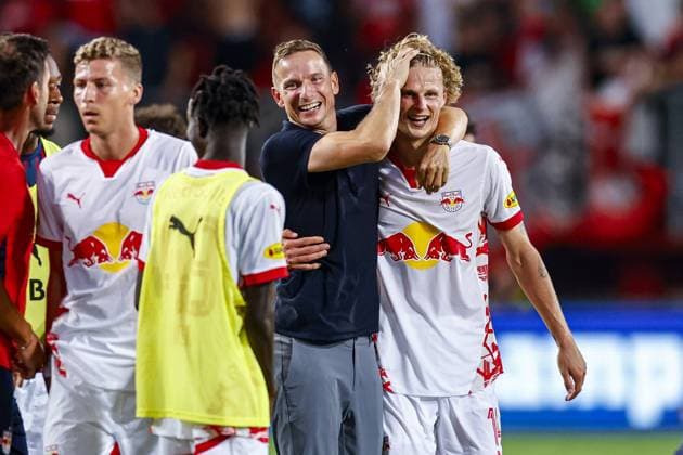 Sport Bilder des Tages ENSCHEDE, 13-08-2024 , Stadium de Grolsch Veste, football, UEFA Champions League, qualification, season 2024 2025, during the match FC Twente - Salzburg, FC Salzburg trainer coach Pepijn Lijnders and FC Salzburg player Maurits Kjaergaard are happy to continue in the Champions League Twente - Salzburg  x26028923x Copyright: