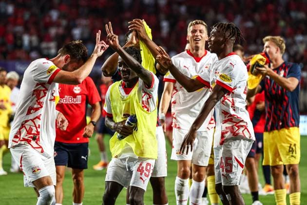 ENSCHEDE - FC Salzburg players celebrate the victory during the UEFA Champions League preliminary round match between FC Twente and FC Salzburg at Stadion De Grolsch Veste on August 13, 2024 in Enschede, Netherlands. ANP VINCENT JANNINK UEFA Champions League Third qualifying round second leg 2024 25 xVIxANPxSportx xxANPxIVx 505941093 originalFilename: 505941093.jpg