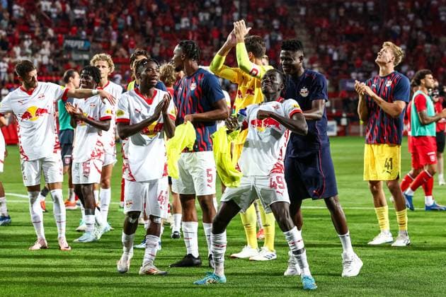 ENSCHEDE - FC Salzburg players celebrate the victory during the UEFA Champions League preliminary round match between FC Twente and FC Salzburg at Stadion De Grolsch Veste on August 13, 2024 in Enschede, Netherlands. ANP VINCENT JANNINK UEFA Champions League Third qualifying round second leg 2024 25 xVIxANPxSportx xxANPxIVx 505941124 originalFilename: 505941124.jpg