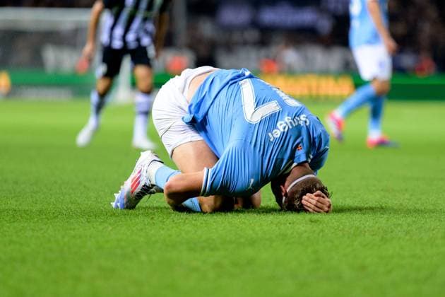 240813 Jens Stryger Larsen of Malmö FF in pain during the UEFA Champions League football match between PAOK and Malmö FF on August 13, 2024 in Thessaloniki Photo Mathilda Ahlberg BILDBYRAN kod MA MA0703 fotboll football soccer fotball champions league paok malmö ff bbeng skada  Copyright: MATHILDAxAHLBERG BB240813MA062