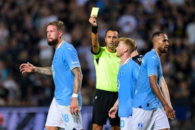 240813 Pontus Jansson of Malmö FF receives a yellow card from referee Marco Di Bello during the UEFA Champions League football match between PAOK and Malmö FF on August 13, 2024 in Thessaloniki Photo Mathilda Ahlberg BILDBYRAN kod MA MA0703 fotboll football soccer fotball champions league paok malmö ff bbeng  Copyright: MATHILDAxAHLBERG BB240813MA072