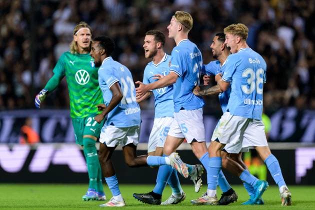 240813 Nils Zätterström of Malmö FF celebrates with team mates after 3 3 during the UEFA Champions League football match between PAOK and Malmö FF on August 13, 2024 in Thessaloniki Photo Mathilda Ahlberg BILDBYRAN kod MA MA0703 fotboll football soccer fotball champions league paok malmö ff bbeng jubel  Copyright: MATHILDAxAHLBERG BB240813MA075