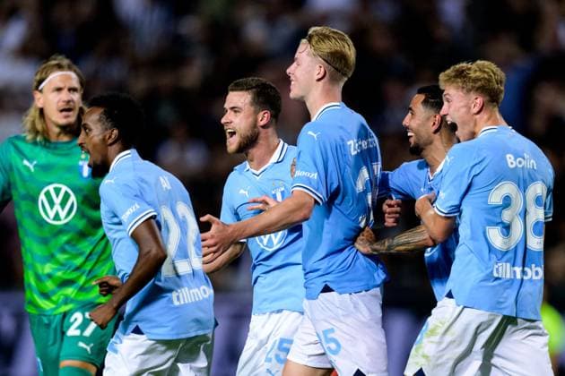 240813 Nils Zätterström of Malmö FF celebrates with team mates after 3 3 during the UEFA Champions League football match between PAOK and Malmö FF on August 13, 2024 in Thessaloniki Photo Mathilda Ahlberg BILDBYRAN kod MA MA0703 fotboll football soccer fotball champions league paok malmö ff bbeng jubel  Copyright: MATHILDAxAHLBERG BB240813MA077