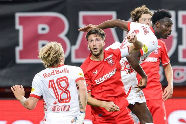 2024-08-13 FC Twente v Red Bull Salzburg - UEFA Champions League Third Qualifying Round 2st Leg ENSCHEDE, NETHERLANDS - AUGUST 13: Ricky van Wolfswinkel of FC Twente heads the for the ball with Samson Baidoo of Red Bull Salzburg during the UEFA Champions League Third Qualifying Round 2st Leg match between FC Twente and Red Bull Salzburg at De Grolsch Veste on August 13, 2024 in Enschede, Netherlands. (Photo by Broer van den Boom BSR Agency) Enschede Netherlands Content not available for redistribution in The Netherlands directly or indirectly through any third parties. Copyright: xBSRxAgencyx
