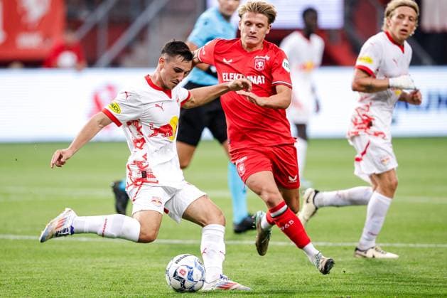 2024-08-13 FC Twente v Red Bull Salzburg - UEFA Champions League Third Qualifying Round 2st Leg ENSCHEDE, NETHERLANDS - AUGUST 13: Oscar Gloukh of Red Bull Salzburg battles for possession with Sem Steijn of FC Twente during the UEFA Champions League Third Qualifying Round 2st Leg match between FC Twente and Red Bull Salzburg at De Grolsch Veste on August 13, 2024 in Enschede, Netherlands. (Photo by Broer van den Boom BSR Agency) Enschede Netherlands Content not available for redistribution in The Netherlands directly or indirectly through any third parties. Copyright: xBSRxAgencyx