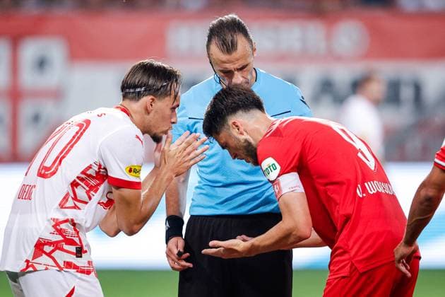 2024-08-13 FC Twente v Red Bull Salzburg - UEFA Champions League Third Qualifying Round 2st Leg ENSCHEDE, NETHERLANDS - AUGUST 13: Amar Dedic of Red Bull Salzburg in discussion with Referee Irfan Peljto, Ricky van Wolfswinkel of FC Twente during the UEFA Champions League Third Qualifying Round 2st Leg match between FC Twente and Red Bull Salzburg at De Grolsch Veste on August 13, 2024 in Enschede, Netherlands. (Photo by Broer van den Boom BSR Agency) Enschede Netherlands Content not available for redistribution in The Netherlands directly or indirectly through any third parties. Copyright: xBSRxAgencyx