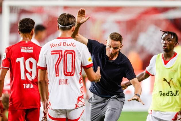 2024-08-13 FC Twente v Red Bull Salzburg - UEFA Champions League Third Qualifying Round 2st Leg ENSCHEDE, NETHERLANDS - AUGUST 13: Head Coach Pepijn Lijnders of Red Bull Salzburg celebrating their sides win over the aggregated score of both legs, Amar Dedic of Red Bull Salzburg during the UEFA Champions League Third Qualifying Round 2st Leg match between FC Twente and Red Bull Salzburg at De Grolsch Veste on August 13, 2024 in Enschede, Netherlands. (Photo by Broer van den Boom BSR Agency) Enschede Netherlands Content not available for redistribution in The Netherlands directly or indirectly through any third parties. Copyright: xBSRxAgencyx