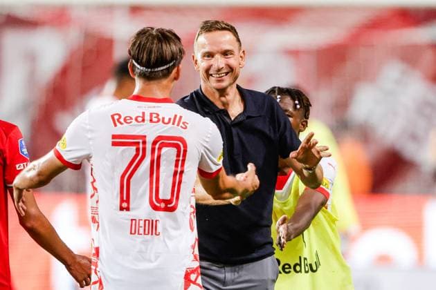 2024-08-13 FC Twente v Red Bull Salzburg - UEFA Champions League Third Qualifying Round 2st Leg ENSCHEDE, NETHERLANDS - AUGUST 13: Head Coach Pepijn Lijnders of Red Bull Salzburg celebrating their sides win over the aggregated score of both legs, Amar Dedic of Red Bull Salzburg during the UEFA Champions League Third Qualifying Round 2st Leg match between FC Twente and Red Bull Salzburg at De Grolsch Veste on August 13, 2024 in Enschede, Netherlands. (Photo by Broer van den Boom BSR Agency) Enschede Netherlands Content not available for redistribution in The Netherlands directly or indirectly through any third parties. Copyright: xBSRxAgencyx