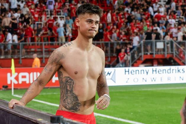 2024-08-13 FC Twente v Red Bull Salzburg - UEFA Champions League Third Qualifying Round 2st Leg ENSCHEDE, NETHERLANDS - AUGUST 13: Mees Hilgers of FC Twente looks dejected during the UEFA Champions League Third Qualifying Round 2st Leg match between FC Twente and Red Bull Salzburg at De Grolsch Veste on August 13, 2024 in Enschede, Netherlands. (Photo by Broer van den Boom BSR Agency) Enschede Netherlands Content not available for redistribution in The Netherlands directly or indirectly through any third parties. Copyright: xBSRxAgencyx