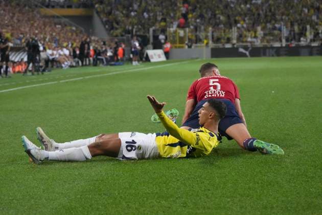 Mert Muldur of Fenerbahce and Gabriel Gudmundsson (5) of Lille FC during the UEFA Champions League Third Qualifying Round: Second Leg match between Fenerbahce and Lille FC at Ulker Stadium iin Istanbul , Turkey on August 13 , 2024. ( Photo by Seskimphoto ) Istanbul Turkey Istanbul Turkey Copyright: xSeskimphotox Fenerbahce-Lille-130824 (1)