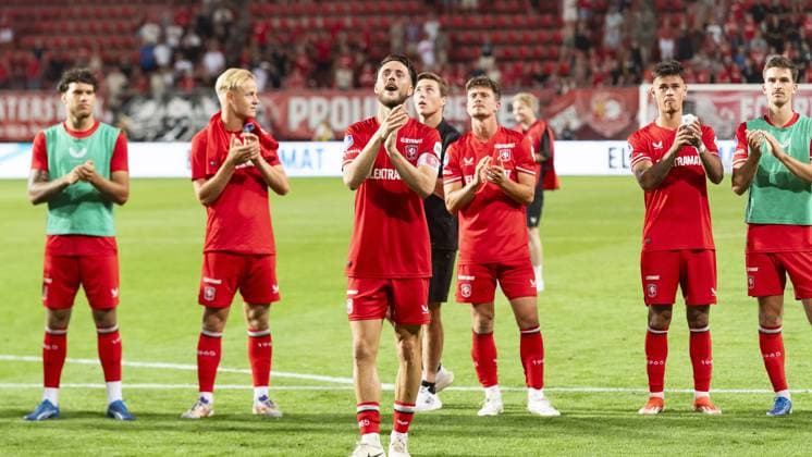 ENSCHEDE, 13-08-2024 , Stadium de Grolsch Veste, football, UEFA Champions League, qualification, season 2024 2025, during the match FC Twente - Salzburg, FC Twente player Ricky van Wolfswinkel FC Twente player Bas Kuipers FC Twente player Mees Hilgers FC Twente player Alec van Hoorenbeeck after the match in front of supporters Twente - Salzburg  x26029444x Copyright: