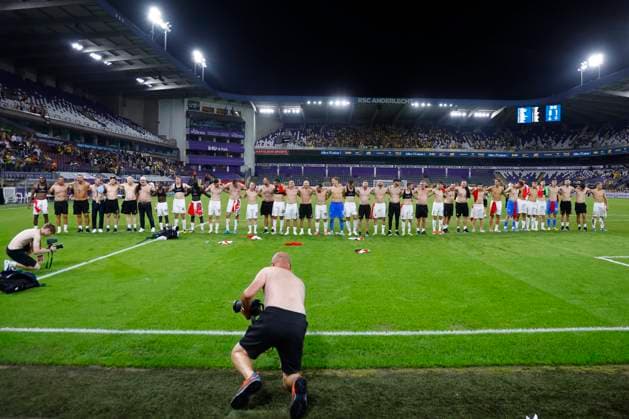 Sport Bilder des Tages Union SG v Slavia Praha - UEFA Champions League BRUSSELS, BELGIUM - AUGUST 13 : players and staff of Slavia celebrate the win during the UEFA Champions League Third qualifying round 2nd leg match between Union Saint-Gilloise and Slavia Praha at the RSC Anderlecht stadium on August 13, 2024 in Brussels, Belgium , 13 08 2024 Brussels Belgium  Copyright: xJanxDexMeuleneirx