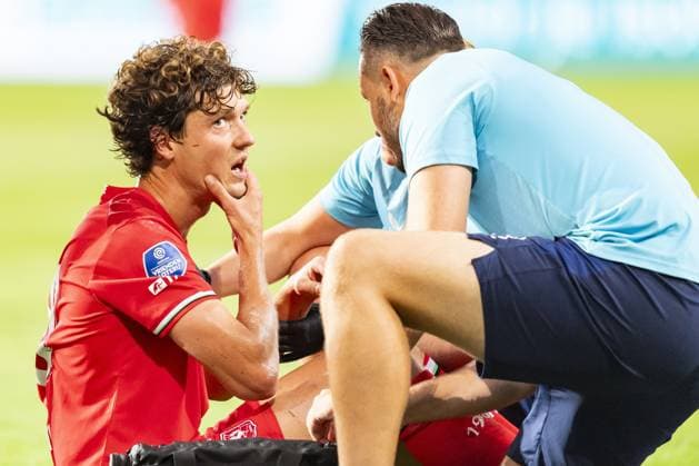 ENSCHEDE, 13-08-2024 , Stadium de Grolsch Veste, football, UEFA Champions League, qualification, season 2024 2025, during the match FC Twente - Salzburg, FC Twente player Sam Lammers injury Twente - Salzburg  x26029471x Copyright: