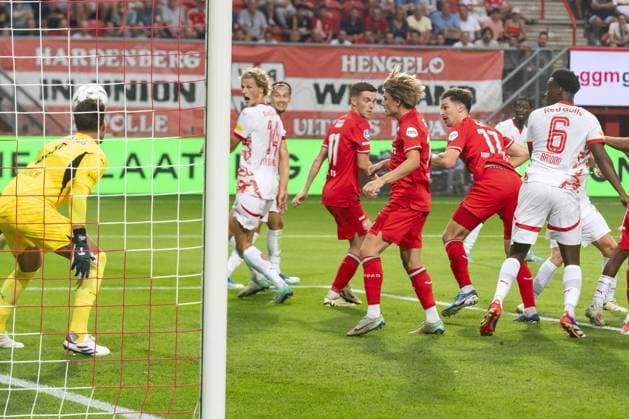 ENSCHEDE, 13-08-2024 , Stadium de Grolsch Veste, football, UEFA Champions League, qualification, season 2024 2025, during the match FC Twente - Salzburg, FC Twente player Alec van Hoorenbeeck scores with a header Twente - Salzburg  x26029472x Copyright:
