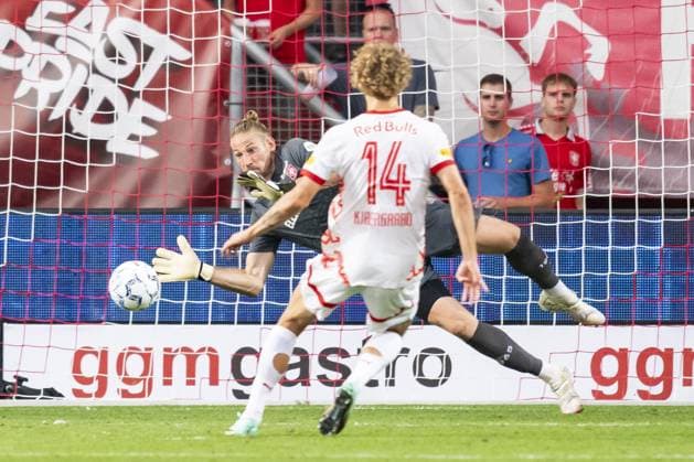 ENSCHEDE, 13-08-2024 , Stadium de Grolsch Veste, football, UEFA Champions League, qualification, season 2024 2025, during the match FC Twente - Salzburg, FC Twente goalkeeper Lars Unnerstall stops penalty FC Salzburg player Maurits Kjaergaard Twente - Salzburg  x26029473x Copyright: