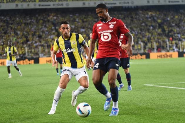 Irfan Can Kahveci (L) of Fenerbahce and Alexsandro Ribeiro (4) of Lille FC during the UEFA Champions League Third Qualifying Round: Second Leg match between Fenerbahce and Lille FC at Ulker Stadium iin Istanbul , Turkey on August 13 , 2024. ( Photo by Seskimphoto ) Istanbul Turkey Istanbul Turkey Copyright: xSeskimphotox Fenerbahce-Lille-130824 (69)