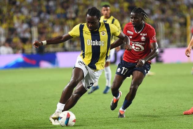 Bright Osayi Samuel (L) of Fenerbahce and Ngal ayel Mukau of Lille FC during the UEFA Champions League Third Qualifying Round: Second Leg match between Fenerbahce and Lille FC at Ulker Stadium iin Istanbul , Turkey on August 13 , 2024. ( Photo by Seskimphoto ) Istanbul Turkey Istanbul Turkey Copyright: xSeskimphotox Fenerbahce-Lille-130824 (76)
