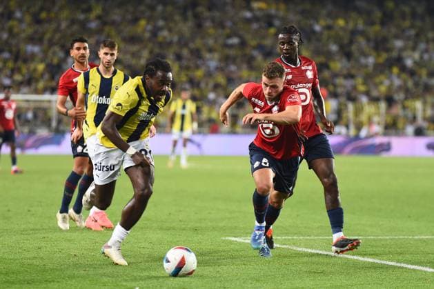 Bright Osayi Samuel (L) of Fenerbahce and Gabriel Gudmundsson (5) , Ngal ayel Mukau of Lille FC during the UEFA Champions League Third Qualifying Round: Second Leg match between Fenerbahce and Lille FC at Ulker Stadium iin Istanbul , Turkey on August 13 , 2024. ( Photo by Seskimphoto ) Istanbul Turkey Istanbul Turkey Copyright: xSeskimphotox Fenerbahce-Lille-130824 (77)