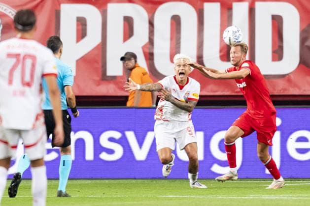 ENSCHEDE, 13-08-2024 , Stadium de Grolsch Veste, football, UEFA Champions League, qualification, season 2024 2025, during the match FC Twente - Salzburg, FC Salzburg player Kamil Piatkowski screams for penalty FC Twente player Michel Vlap Twente - Salzburg  x26029615x Copyright: