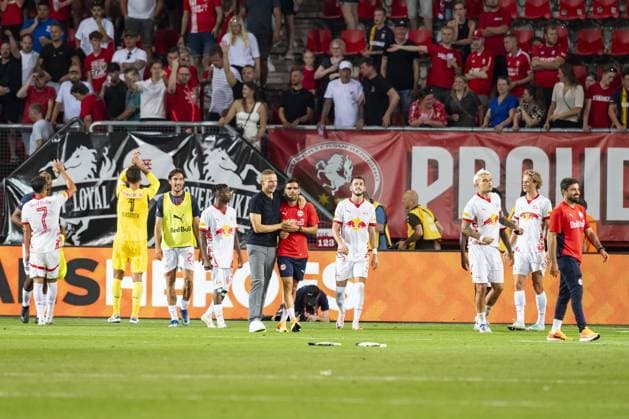 ENSCHEDE, 13-08-2024 , Stadium de Grolsch Veste, football, UEFA Champions League, qualification, season 2024 2025, during the match FC Twente - Salzburg, FC Salzburg trainer coach Pepijn Lijnders and players after the match Twente - Salzburg  x26029906x Copyright: