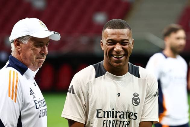 Sport Bilder des Tages UEFA Super Cup In Warsaw Previews Carlo Ancelotti and Kylian Mbappe during Real Madrid practice session ahead of UEFA Super Cup Real Madrid - Atalanta BC at National Stadium in Warsaw, Poland on August 13, 2024. Warsaw Poland  Copyright: xJakubxPorzyckix originalFilename:porzycki-uefasupe240813_npzGO.jpg