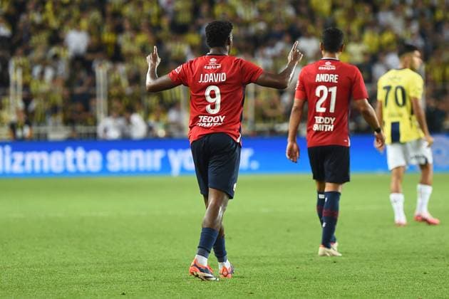 Jonathan David of Lille FC celebrates after scoring the first goal of his team with teammates during the UEFA Champions League Third Qualifying Round: Second Leg match between Fenerbahce and Lille FC at Ulker Stadium iin Istanbul , Turkey on August 13 , 2024. ( Photo by Seskimphoto ) Istanbul Turkey Istanbul Turkey Copyright: xSeskimphotox Fenerbahce-Lille-130824 (136)