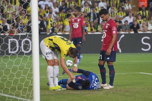 Edin Dzeko of Fenerbahce and Goalkeeper Lucas Chevalier of Lille FC during the UEFA Champions League Third Qualifying Round: Second Leg match between Fenerbahce and Lille FC at Ulker Stadium iin Istanbul , Turkey on August 13 , 2024. ( Photo by Seskimphoto ) Istanbul Turkey Istanbul Turkey Copyright: xSeskimphotox Fenerbahce-Lille-130824 (237)