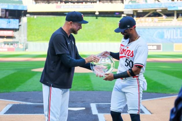 August 13, 2024, Minneapolis, Minnesota, USA: Minnesota Twins shortstop WILLI CASTRO (50) is awarded the MLB, Baseball Herren, USA Players Alumni Heart and Hustle Award presented by Minnesota Twins manager ROCCO BALDELLI (5) during a MLB game between the Minnesota Twins and the Kansas City Royals at Target Field. The Twins won 13-3. Minneapolis USA - ZUMAg254 20240813_zsp_g254_032 Copyright: xStevenxGarciax