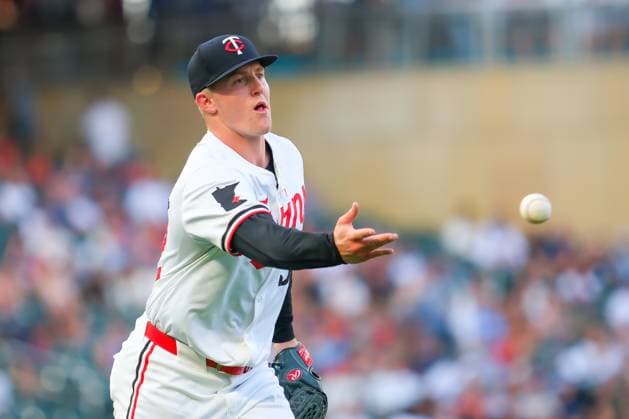 August 13, 2024, Minneapolis, Minnesota, USA: Minnesota Twins starting pitcher ZEBBY MATTHEWS (52) throws to first base for an out during a MLB, Baseball Herren, USA game between the Minnesota Twins and the Kansas City Royals at Target Field. The Twins won 13-3. Minneapolis USA - ZUMAg254 20240813_zsp_g254_091 Copyright: xStevenxGarciax