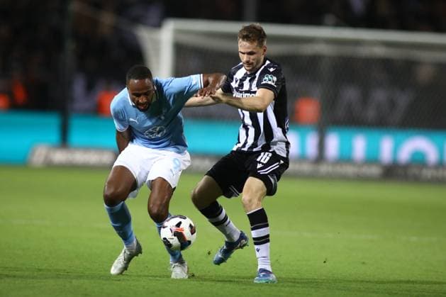 August 13, 2024, Thessaloniki, Greece: Malmo s Isaac Kiese Thelin (Left) and PAOK s Thomas Kedziora fight for the ball during a 3rd qualifying Champions League round match between PAOK FC and Malmo FF. (Credit Image: Giannis Papanikos ZUMA Press Wire) PAOK FC vs Malmo FF PAPANIKOS_PAOK_MALMO_19447.JPG