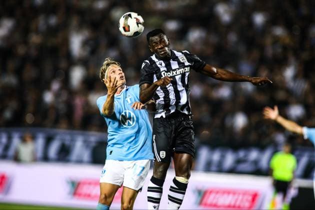 Sport Bilder des Tages August 13, 2024, Thessaloniki, Greece: Malmo s Jens Stryger Larsen (Left) and PAOK s Mady Camara jump for a header during a third qualifying Champions League round match between PAOK FC and Malmo FF. The game ended 3-4 and Malmo continues to the next phase. (Credit Image: Giannis Papanikos ZUMA Press Wire) PAOK FC vs Malmo FF PAPANIKOS_PAOK_MALMO_4118.JPG