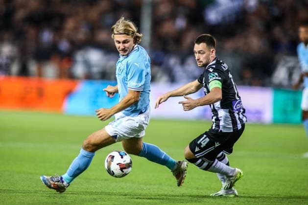 August 13, 2024, Thessaloniki, Greece: Malmo s Sebastian Nanasi (Left) and PAOK s Andrija Zivkovic (Right) fight for the ball during a third qualifying Champions League round match between PAOK FC and Malmo FF. The game ended 3-4 and Malmo continues to the next phase. (Credit Image: Giannis Papanikos ZUMA Press Wire) PAOK FC vs Malmo FF PAPANIKOS_PAOK_MALMO_4123.JPG