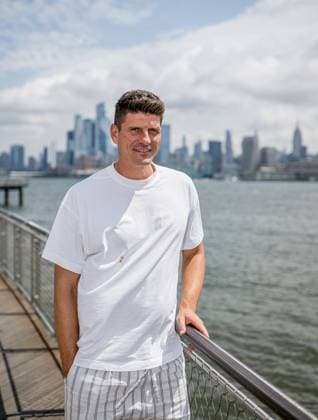 Mario Gomez (Technischer Direktor Red Bull Soccer International) am Hotel W Hoboken in New Jersey. Abreise RB Leipzig ins Trainingslager in die USA am 31. Juli 2024. New York City. US-Tour RB Leipzig - Mario Gomez *** Mario Gomez Technical Director Red Bull Soccer International at Hotel W Hoboken in New Jersey Departure RB Leipzig for training camp in the USA on July 31, 2024 New York City US Tour RB Leipzig Mario Gomez