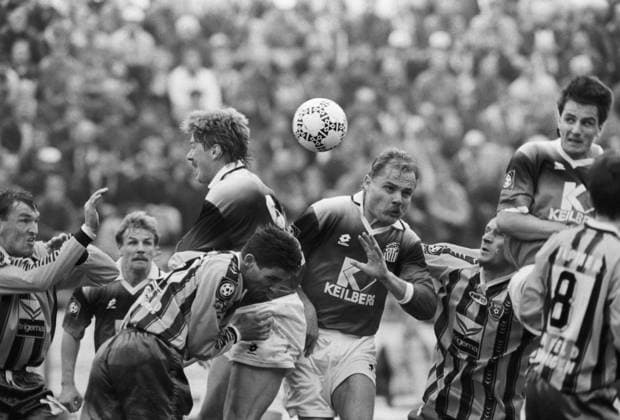 FSV Zwickau vs KFC Uerdingen 05 22.09.1996, Zwickau, Westsachsenstadion ,2. Bundesliga 1996 1997, FSV Zwickau vs. KFC Uerdingen 05, Spielstand 2: 1 für Zwickau. (Mitte) Bernd Tiepold *** FSV Zwickau vs KFC Uerdingen 05 22 09 1996, Zwickau, Westsachsenstadion ,2 Bundesliga 1996 1997, FSV Zwickau vs KFC Uerdingen 05, Score 2 1 for Zwickau center Bernd Tiepold