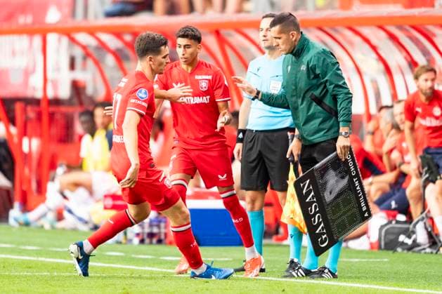 ENSCHEDE, 13-08-2024 , Stadium de Grolsch Veste, football, UEFA Champions League, qualification, season 2024 2025, during the match FC Twente - Salzburg, FC Twente player Alec van Hoorenbeeck is substituted for FC Twente player Younes Taha Twente - Salzburg  x26031362x Copyright:
