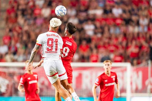 ENSCHEDE, 13-08-2024 , Stadium de Grolsch Veste, football, UEFA Champions League, qualification, season 2024 2025, during the match FC Twente - Salzburg, FC Salzburg player Kamil Piatkowski FC Twente player Ricky van Wolfswinkel Twente - Salzburg  x26031366x Copyright: