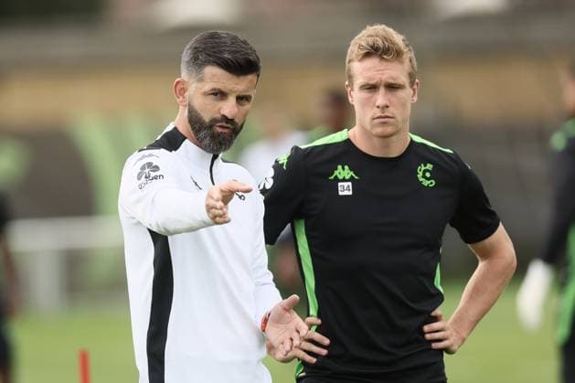 Cercle s head coach Miron Muslic and Cercle s Thibo Somers pictured during a training session of Belgian soccer team Cercle Brugge KSV, Wednesday 14 August 2024 in Brugge. The team is preparing for tomorrow s match against Norwegian Molde FK, the return game in the third qualifying round for the UEFA Europa League competition. Molde won the first leg 3-0. BRUNOxFAHY  x98436074x