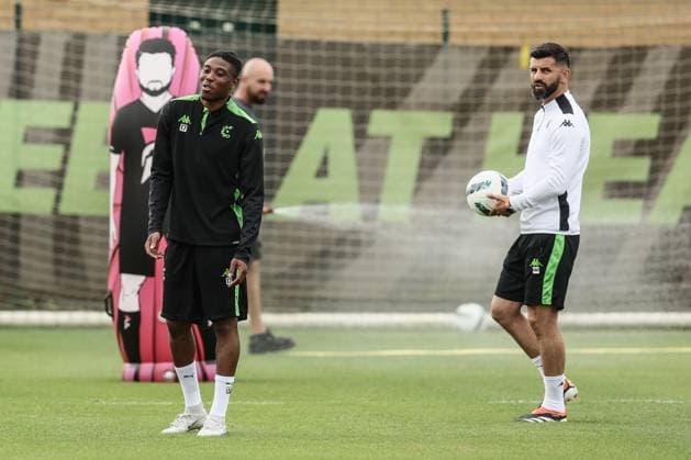 Cercle s Abu Francis and Cercle s head coach Miron Muslic pictured during a training session of Belgian soccer team Cercle Brugge KSV, Wednesday 14 August 2024 in Brugge. The team is preparing for tomorrow s match against Norwegian Molde FK, the return game in the third qualifying round for the UEFA Europa League competition. Molde won the first leg 3-0. BRUNOxFAHY  x98436455x