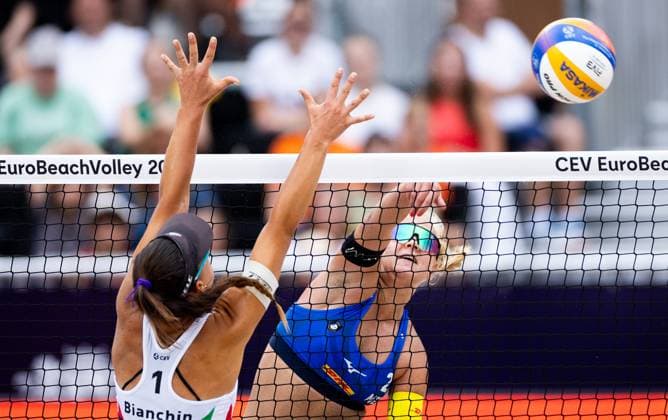 APELDOORN - RaÃ¯sa Schoon during the group stage of the 2024 European Beach volleyball, Beachvolleyball Championship. The European title will be contested in three Dutch cities. ANP IRIS VAN DEN BROEK xVIxANPxSportx xxANPxIVx 505973649 originalFilename: 505973649.jpg